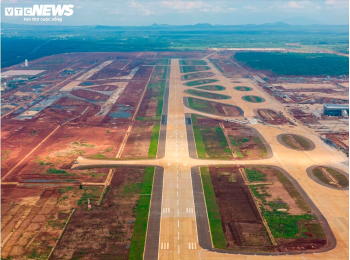 The construction, equipment installation, and flight calibration of Runway 1 and the taxiway system are complete, ensuring eligibility for commissioning